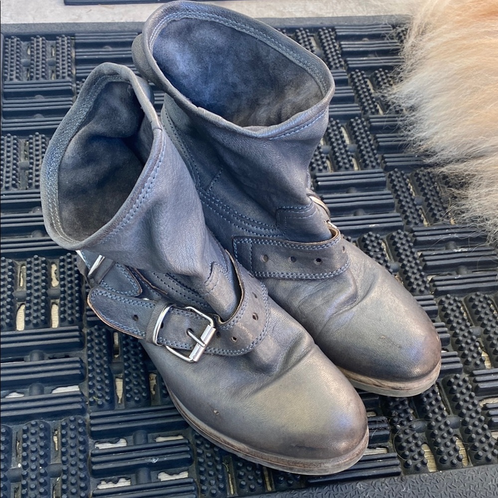 UGG Stylish Leather Women's Boots